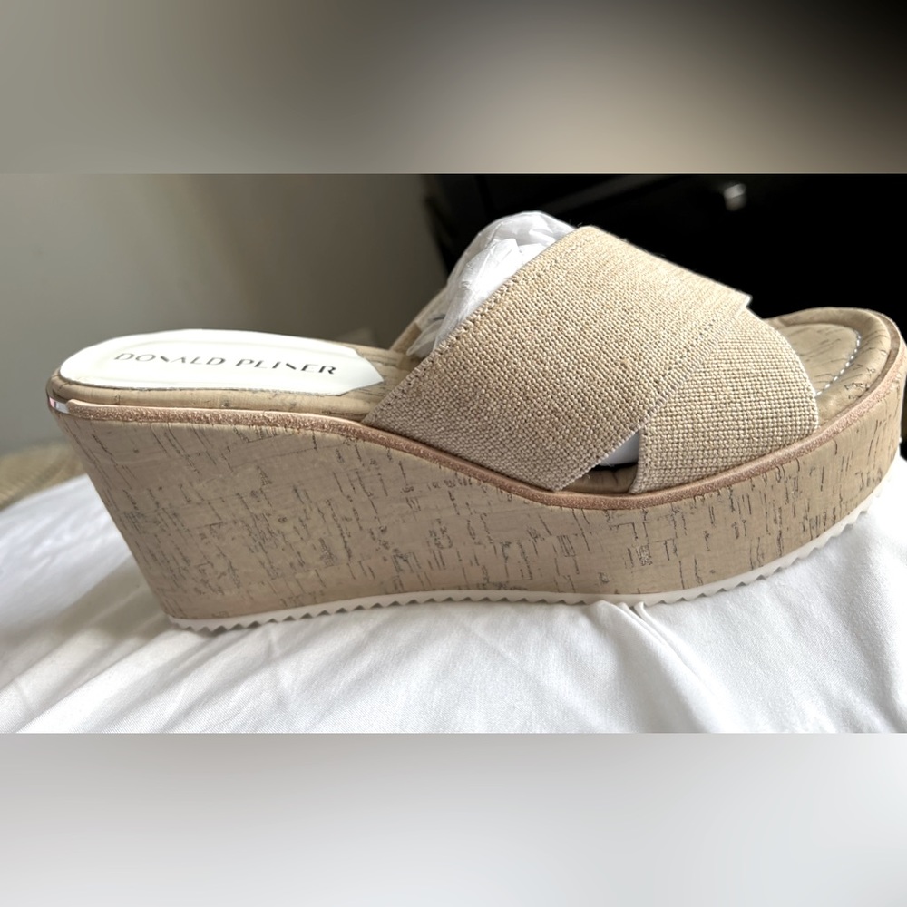 NEW WITH TAGS: Donald Pliner Ideala Sandal- Basic Elastic - color bone- Size 8.5